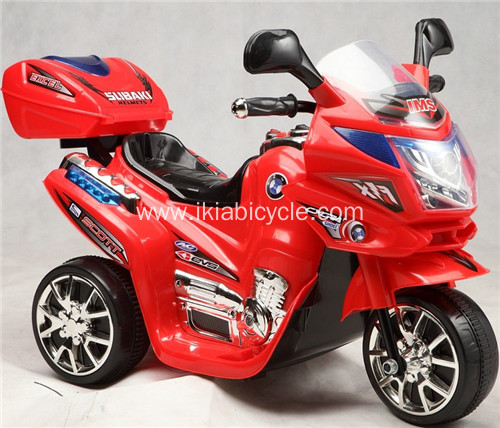 Baby Electric Ride pe motocicletă